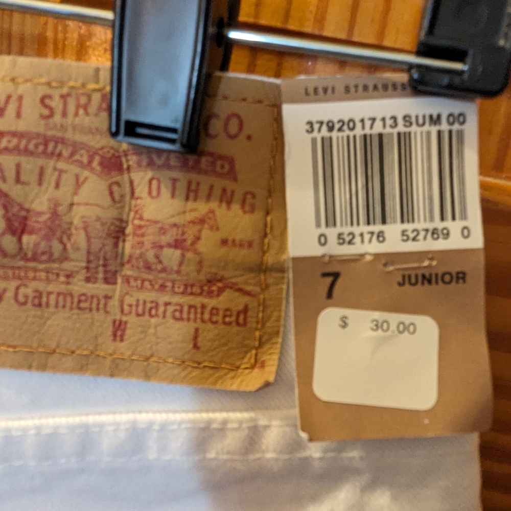 Levi's jeans shorts, NEW with tags, sz 7 juniors. - Picture 4 of 7